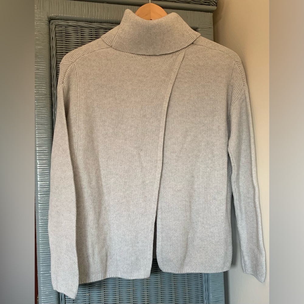 BCBG MAXAZRIA light grey turtleneck! Size XS. NWOT